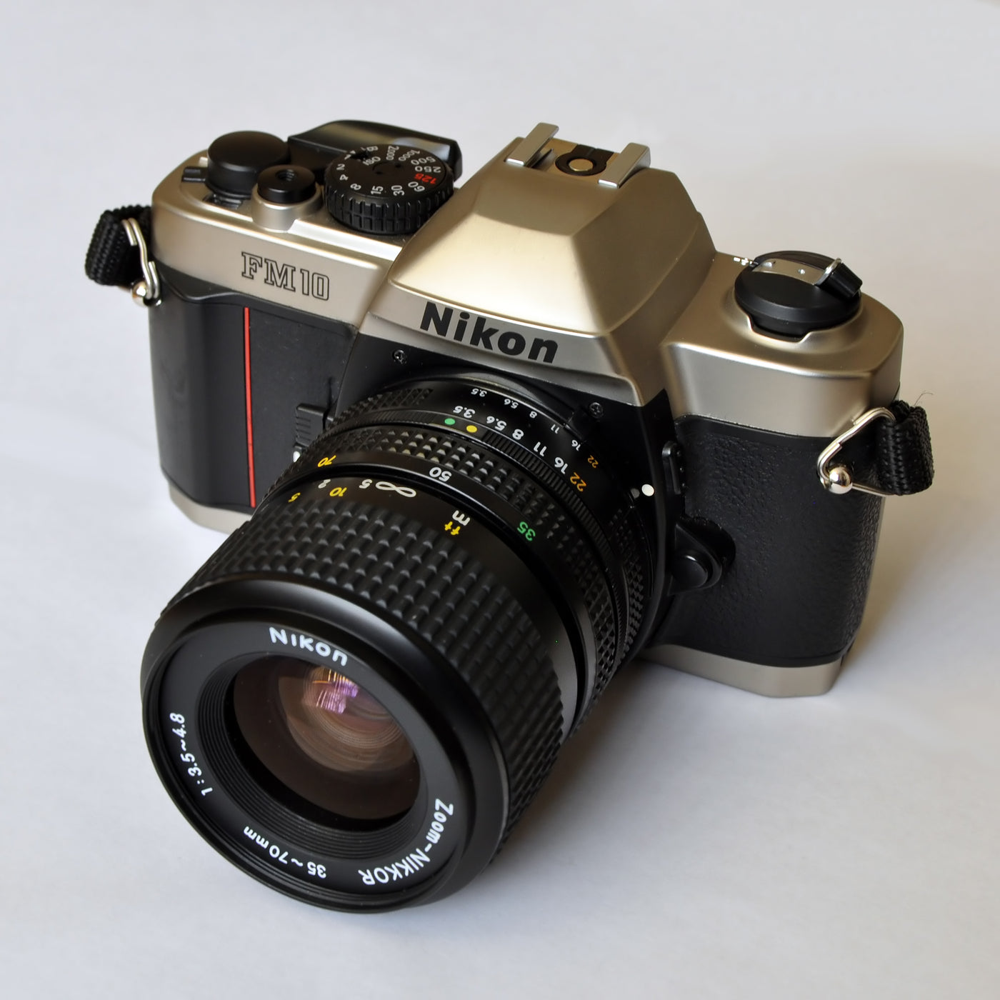 Nikon FM10 + Zoom-Nikkor 35-70mm f3.5-4.8 - SLR 35mm Film Camera · hoofdafbeelding